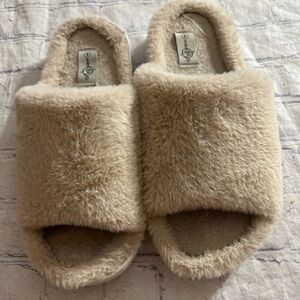 SOUL MATES BEIGE FUZZY WOMEN HOUSE SHOES /SLIPPERS SIZE 9